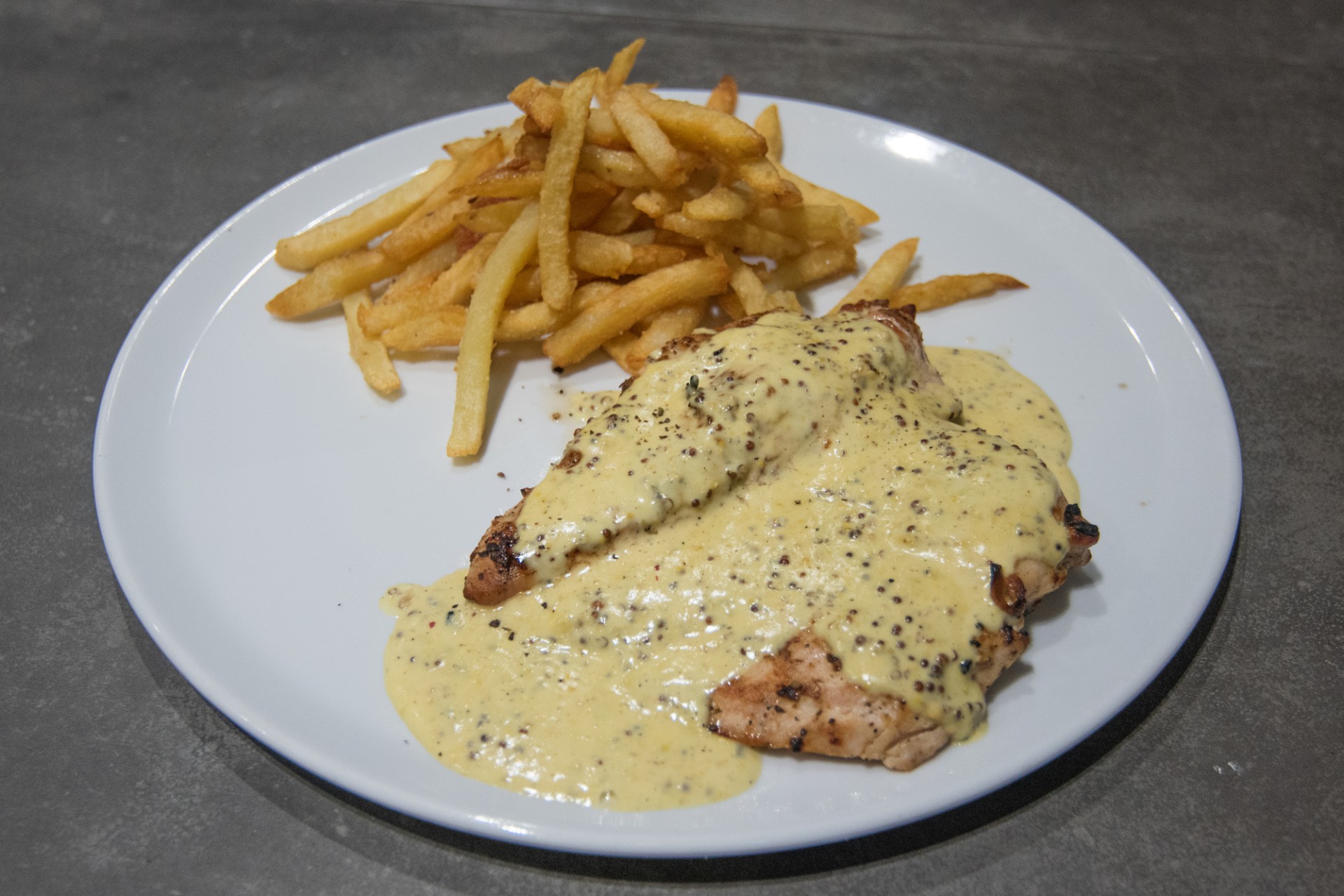 Φιλέτο κοτόπουλο στήθος στη σχάρα µε σάλτσα μουστάρδα ντιζόν και φρέσκιες πατάτες τηγανητές